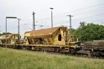 Sch�ttgutwagen in einen G�terzug in Lehrte am 17.06.2011.