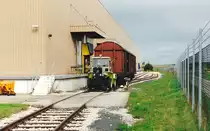 S�dlich von Dorfg�tingen errichtete die bekannte Schuhmarke Deichmann Anfang der 1990er ein neues Lager mit Gleisanschluss. Zum Verschub der G�terwagen stand sogar ein eigenes Zwei-Wege-Fahrzeug zur Verf�gung. (14.9.93)
