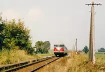 1&frac12; Jahre nach Einstellung des Personenverkehrs war der Bahnsteig in Dorfg�tingen noch gut erhalten. Von der geplanten Firmenansiedlung am linken Bildrand war aber noch nichts zu sehen. (Blick nach Norden am 29.9.86)