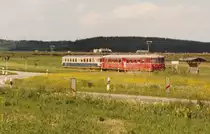Nach Unterquerung der im Hintergrund sichtbaren A6 erreicht der N 6149 im Mai 1985 den Haltepunkt Vehlberg. Viel los war hier nie, der kleine Ort liegt (rechts vom Bild) eine Viertelstunde Fu�weg entfernt.