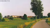 Bereits um 7 Uhr fr�h verlie� die �bergabefahrt Domb�hl Richtung Feuchtwangen. Am 27.6.94 wurde sie n�rdlich der Autobahn A6 bei Bortenberg fotografiert. Wie in den Wochen zuvor war ein hei�er Sommertag zu erwarten, daher blieben zur K�hlung von Personal und Motor die F�hrerhaust�r und die Motorhaube auch w�hrend der Fahrt ge�ffnet.