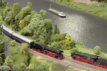 23 1109 und 18 006 treffen sich im Elbbogen bei K�nigstein auf der Anlage Miniaturelbtalbahn in K�nigstein. Mehr von dieser tollen Anlage:http://www.bahnmotive.de/modell/seite_modell_elbtal.htm