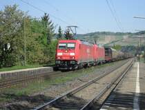 Eine Doppeltraktion 185er durchfhrt mit einem gemischten Gterzug am 23.4.11 den Bahnhof Himmelstadt.