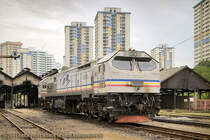 Am 05.12.07 steht der Blue Tiger 26 115 der KTM in der Dezember-Mittagshitze im Depot Singapur. Wegen nicht so dichtem Gterzugverkehr bis direkt nach Singapur Railway Station an der Keppelroad sieht man den Blue Tiger hier nicht so sehr oft