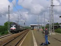 Hannes und der Fernverkehr Teil 1: Der EC 175 passiert hier mich beim fotografieren und Hannes beim filmen. Diesmal auch mit Sonne ;-)! Nauen: 05.07.2011