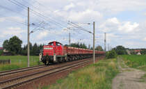 Um 11:08 Uhr schlich sich noch im passenden Licht die 294 895-8 mit ein paar Gterwagen an uns vorbei. Falkenberg(E) den 01.07.2011
