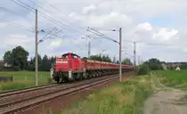 Um 11:08 Uhr schlich sich noch im passenden Licht die 294 895-8 mit ein paar G�terwagen an uns vorbei. Falkenberg(E) den 01.07.2011