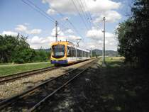 Eine RNV Variobahn (RNV6) in Edingen auf der OEG Linie 5 am 01.07.11