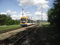 Eine RNV Variobahn (RNV6) in Edingen auf der OEG Linie 5 am 01.07.11