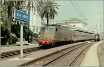 L�ngst Vergangenheit: der Bahnhof von San Remo am Meer. Hier wartet nach der Kreuzung mit einem  Diretto  die 636 072 mit ihrem Eilzug nach Ventimiglia auf die Abfahrt. (Gescanntes Negativ)
Juni 1985