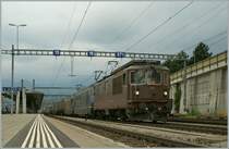 Gleich drei BLS Loks bemhen sich um diesen Gterzug und die schnste ist gleich vorneweg: Re 4/4 N 171 und mit zwei BLS 465 in Spiez am 29. Juni 2011.