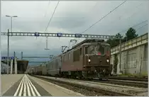 Gleich drei BLS Loks bem�hen sich um diesen G�terzug und die sch�nste ist gleich vorneweg: Re 4/4 N� 171 und mit zwei BLS 465 in Spiez am 29. Juni 2011.