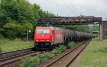 185 585 der HGK durchfuhr mit einem Kesselwagenzug am 02.07.11 Schkopau Richtung Gro�korbetha.