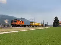 Die Re 4/4 11320 am 28.06.2011 mit einem Containerzug unterwegs bei Oensingen. 