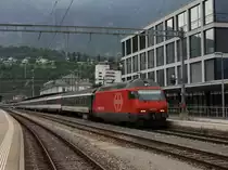 Die Re 460 104 mit einem IR nach Genf am 29.06.2011 bei der Ausfahrt aus Brig. 
