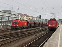Die 1116 125 am 14.03.2009 mit einem Gterzug bei der Durchfahrt durch den Regensburger Hbf,  wehrend die 110 396 wartet mit ihrer RB nach Ingolstadt auf Ausfahrt. 