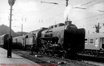 MAV -  Die 424.275 war eine wunderschne Lokomotive. Hier fhrt Sie mit einem Express Zug aus Budapest ab.  Warscheinlich kann jemand mir mit dem Bahnhof helfen, ist das Nyugati pu ?  Das Bild war im Herbst 1966 aufgenommen.  (Foto: J.J. Barbieux)
