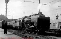 MAV -  Die 424.275 war eine wundersch�ne Lokomotive. Hier f�hrt Sie mit einem Express Zug aus Budapest ab.  Warscheinlich kann jemand mir mit dem Bahnhof helfen, ist das Nyugati pu ?  Das Bild war im Herbst 1966 aufgenommen.  (Foto: J.J. Barbieux)