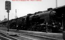 MAV - Die 424.353 in Budapest (ich weiss nicht mehr in welchem Bahnhof), zusammen mit einer kleinere Lok (eine amerikanische 411 ??)
im Winter 1961.  Foto : J.J. Barbieux