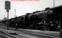 MAV - Die 424.353 in Budapest (ich weiss nicht mehr in welchem Bahnhof), zusammen mit einer kleinere Lok (eine amerikanische 411 ??)
im Winter 1961.  Foto : J.J. Barbieux