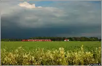 Als 74760 �berf�hrte 218 4xx einen SOB DoSto Park, der am n�chsten Tag gebraucht wurde, um als Sonderzug f�r mobilit�tseingeschr�nkten Leuten von Regensburg nach Garmisch-Partenkirchen zu fahren. Gerade brauen sich Gewitter �ber K�fering zusammen, w�hrend auf die 218 nochmal Spotlight gegeben wird. (01.07.2011)