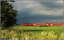 Als 74760 �berf�hrte 218 4xx einen SOB DoSto Park, der am n�chsten Tag gebraucht wurde, um als Sonderzug f�r mobilit�tseingeschr�nkten Leuten von Regensburg nach Garmisch-Partenkirchen zu fahren. Gerade brauen sich Gewitter �ber K�fering zusammen, w�hrend auf die 218 nochmal Spotlight gegeben wird. (01.07.2011)