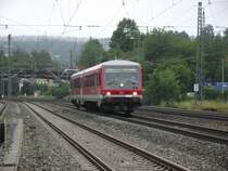 628 584 der Sdostbayernbahn erreicht am 3. Juli 2011 als RE 27007 nach  Mhldorf (Oberbayern) den Kronacher Bahnhof auf Gleis 3.