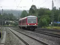 628 584 der S�dostbayernbahn erreicht am 3. Juli 2011 als RE 27007 nach  M�hldorf (Oberbayern) den Kronacher Bahnhof auf Gleis 3.