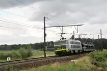 HLE 2018 kommt mit einem unendlich langen Autoleerzug vom Antwerpener Hafen. Hier aufgenommen am 02/07/2011 bei Ekeren.  