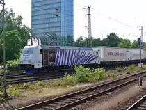185 662-4 der Lokomotion zieht einen G�terzug mit LKW am 05.07.2011 durch Mannheim