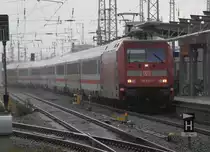 Alle meckern �ber das Wetter auch bei Regen wird fotografiert 101 032-1 kommt im Starkregen mit IC 2213 von Ostseebad Binz nach Stuttgart Hbf in den Rostocker Hbf gefahren.(11.07.2011)