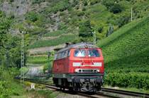 218 261-6 der Bahnbau-Gruppe rollt solo Richtung Neuwied. Aufgenommen am 09/07/2011 bei Leutesdorf.