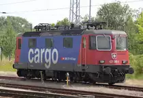 Die Schweiz besucht Mecklenburg-Vorpommern:SBB-Cargo Lok 421 393-0 wurde wohl falsch abgestellt,Sie wartet auf den n�chsten Einsatz im Rostocker Hbf(16.07.2011)