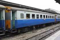 บชส.1048 (บชส. =BTC./Bogie Third Class Carriage) eingereiht im RAP 171 nach Sungai Kolok am 18.März 2011 im Bf. Hua Lamphong.

