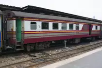บสพ.1015 (บสพ. =BTV./Bogie Third Class & Van) schon im neuen Design eingereiht im RAP 171 nach Sungai Kolok am 18.März 2011 im Bf. Hua Lamphong.


