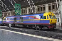 Auch schon im neuen Anstrichschema zeigt sich die HID 4522 (Co'Co', de, Hitachi, Bj.1993) am 18.M�rz 2011 in der Halle des Bf. Hua Lamphong.