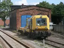 Am 18.Juli 2011 stand dieses Gleisarbeitsfahrzeug am Lokschuppen in Bergen/R�gen.