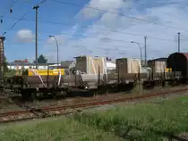Beladener Niederbordwagen Res in der �bergabe Stralsund-Mukran,am 18.Juli 2011,in Bergen/R�gen.