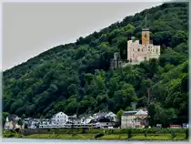 - An Mosel und Rhein - Vom Schiff aus hat man einen sch�nen Ausblck auf das Schloss Stolzenfels und die Trans regio Doppeleinheit, welche am 23.06.2011 den Koblenzer Stadtteil Stolzenfels durchf�hrt. Das neugotische Schloss Stolzenfels ist das herausragendste Werk der Rheinromantik. Errichtet wurde die erste Burg im 13. Jahrhundert. Nach der Zerst�rung durch die Franzosen im Jahre 1689 verfiel die Burg. Im Jahre 1802 �berlie� Napol�on I. die Tr�mmer der Stadt Koblenz. 1823 erhielt der Preu�enk�nig Friedrich Wilhelm IV. die Ruine von der Stadt geschenkt. Er lie� sie 1836-1842 nach den Pl�nen von Karl Friedrich Schinkel wieder aufbauen. Hierbei wurden die wenigen noch erhaltenen Geb�udereste (wie der alte Bergfried) mit einbezogen. Die Ausstattung der Anlage nach dem Wiederaufbau ist noch heute erhalten. Besonders sehenswert sind u. a. der Burghof (mit sch�nem Ausblick), die Wohnr�ume und Ritters�le, sowie die Burgkapelle. Zur Bundesgartenschau 2011 in Koblenz wurde das Schloss Stolzenfels mit 16 Millionen Euro aus Landesmitteln restauriert. Das �u�ere Erscheinungsbild wurde wieder hergerichtet und die G�rten nach den alten Pl�nen des Gartenbaumeisters Peter Joseph Lenn� neu angelegt. (Jeanny)