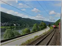 - An Mosel und Rhein - Gut, dass sich die Fenster in den Z�gen noch �ffnen lassen und man die sch�ne Mosellandschaft zwischen Hatzenport und Moselkern, sowie den entgegen kommenden IC aus Luxemburg fotografieren kann. 26.06.2010 (Hans) 