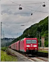 - An Mosel und Rhein - Die 185 112-0 zieht am 24.06.2011 einen G�terzug durch den Bahnhof Koblenz-Ehrenbreitstein, w�hrend oben die Rheinseilbahn unerm�dlich die BuGa Besucher transportiert. (Jeanny)