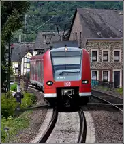 - An Mosel und Rhein - In Klotten an der Mosel begegnet am 26.06.2011 eine Quietschi Doppeleinehit die RB 12214 Koblenz-Trier. Das Bild wurde aus dem ge�ffnetem Fenster der RB gemacht. (Hans) 