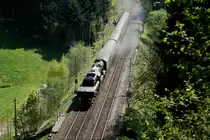 Zwischen St. Georgen und Triberg: Eine Sichtung mal aus einer anderen Position n�mlich auf einem Wanderweg mitten durch den Wald. BR 52 7596 am Weg Richtung Triberg am 25.04.2011