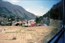 Yagan- und Aizu-Bahnen (S�dabschnitt): In einem Intercity-Zug des T�bu-Konzerns auf dem elektrifizierten Teil der Aizu-Bahn (S�dabschnitt) beim Abstieg vom Aizu Hochplateau nach Aizu Tajima, 26.April 1997. 