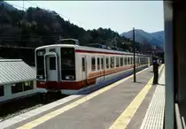 Grunddaten der Yagan- und Aizu-Bahnen (S�dabschnitt): Die alte Aizu-Linie der Staatsbahn tief in die Aizu-Bergt�ler hinein sollte 1966 �ber die steilen P�sse und durch tiefe Schluchten hindurch nach S�den mit dem Grossraum Tokyo verkn�pft werden. Doch bald wurden die Bauarbeiten eingestellt. 1986 gelang dann die Fertigstellung der Verkn�pfung als Yagan-Bahn (30,7 km lang; 1067mm-Spur; Gleichstrom 1500V), mit Anschluss an den T�bu-Konzern s�dlich der Gebirgsketten. N�rdlich der Yagan-Bahn wurden 15,4km (der total 57,4km) der nun privaten Aizu-Bahn (ex-Staatsbahn Aizu-Linie) elektrifiziert, damit direkte Z�ge die rund 191 km lange Strecke von Tokyo aus bis zur Ortschaft Aizu Tajima im Aizu-Gebiet befahren k�nnen. Im Bild steht Zug 6157 (Zweiwagenzug 6157+6257) des T�bu-Konzerns in Naka Miyori, Yagan-Bahn, 26.April 1997. 