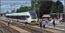 Noch ein Zufall, denn mein Schnellzug nach Belgrad �berholt den 6112 001-0 auf einer Zwischenstation, wo mit Musik und Trachtengruppe der neue Zug gefeiert wurde. (03.07.2011)