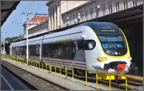 Beim Anblick des 6112 001-0 dachte ich zuerst sofort an einen neuen Flirt, aber weit gefehlt, es handelt sich um ein einheimisches Produkt der Firmen Koncar und Gredelj. Zagreb Glavni Kolodvor (03.07.2011)