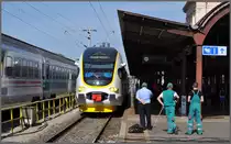 Zagreb Glavni Kolodvor Sonntag 03.07.2011 10.00 Uhr. Ich hatte ja wieder mal unheimliches Gl�ck, dass genau eine Stunde bevor mein Zug nach Belgrad abfuhr, das neuste Triebfahrzeug der Kroatischen Eisenbahnen am Gleis 1 eingeweiht wurde mit Ansprachen von Bahn- und Regierungsvertretern. Anschliessend gab es ein Fahrt f�r geladene G�ste nach Dugo Selo. (Ich nehme mal an das ist eine Ortschaft und heisst nicht sonst was)