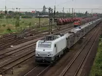 Die E 37 527 am 09.07.2011 mit einem Leeren Autozug bei der Durchfahrt in K�then. 