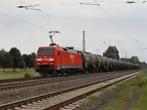 Die 152 163 am 10.08.2010 mit einem Kesselwagenzug unterwegs bei D�rverden. 